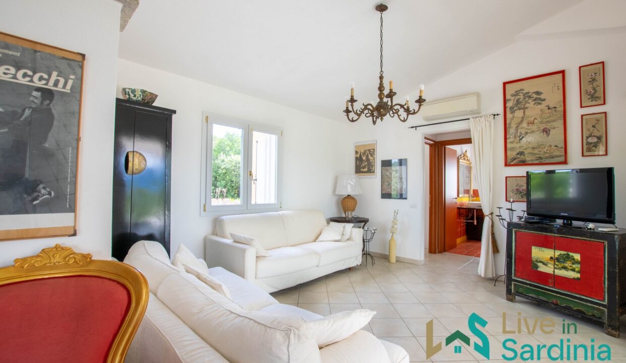 Country-House-For-Sale-In-La-Mendula-San-Pantaleo (10)