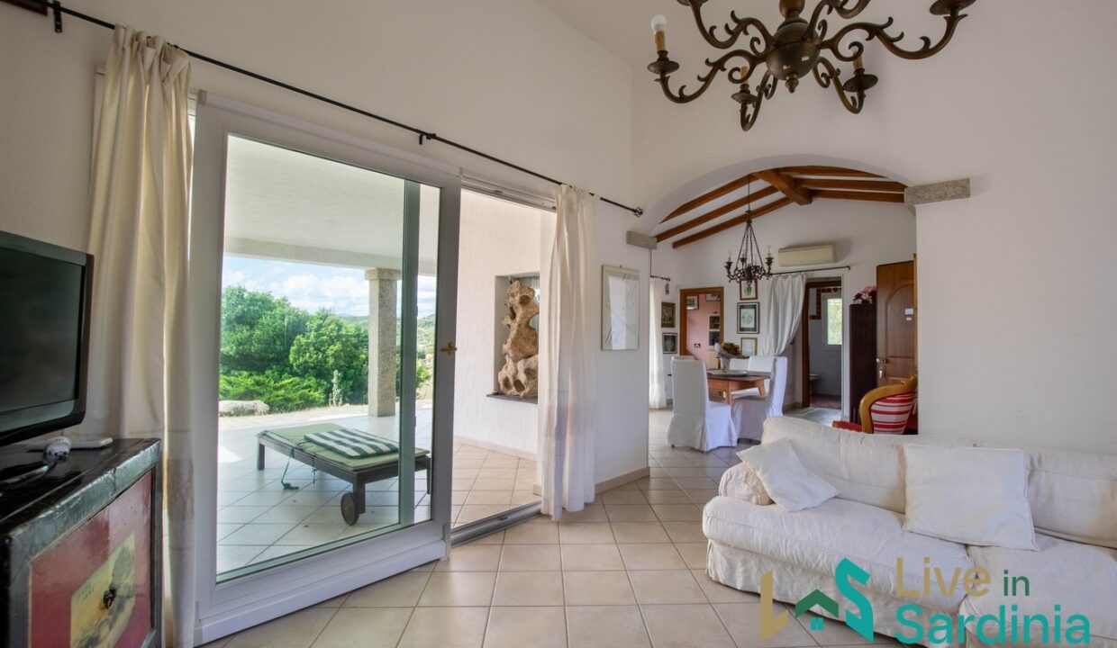 Country-House-For-Sale-In-La-Mendula-San-Pantaleo (17)