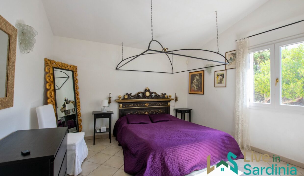 Country-House-For-Sale-In-La-Mendula-San-Pantaleo (21)