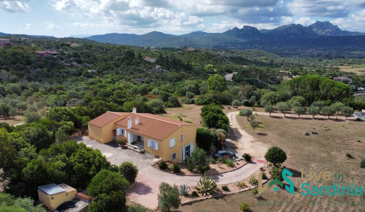 Country-House-For-Sale-In-La-Mendula-San-Pantaleo (33)