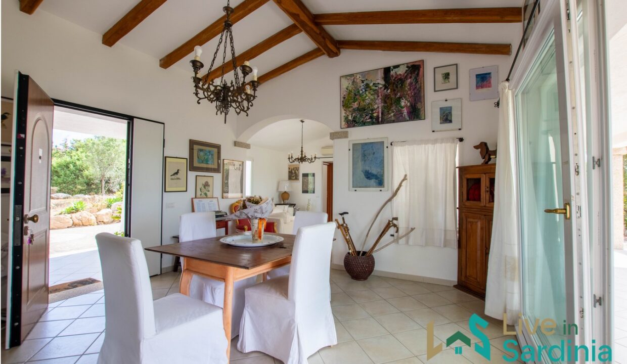 Country-House-For-Sale-In-La-Mendula-San-Pantaleo (9)