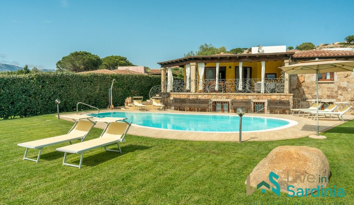 Villa For Sale With Pool And Sea View in Capo Coda Cavallo Sardinia (13)