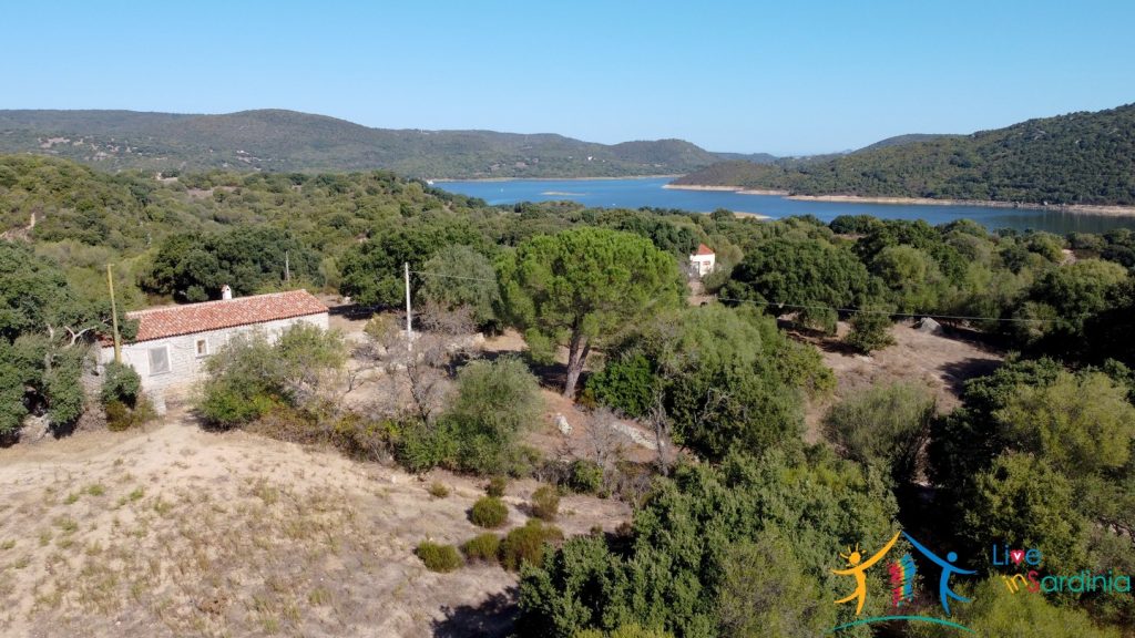 Stazzo Home in Sardinia countryside and facing a lake