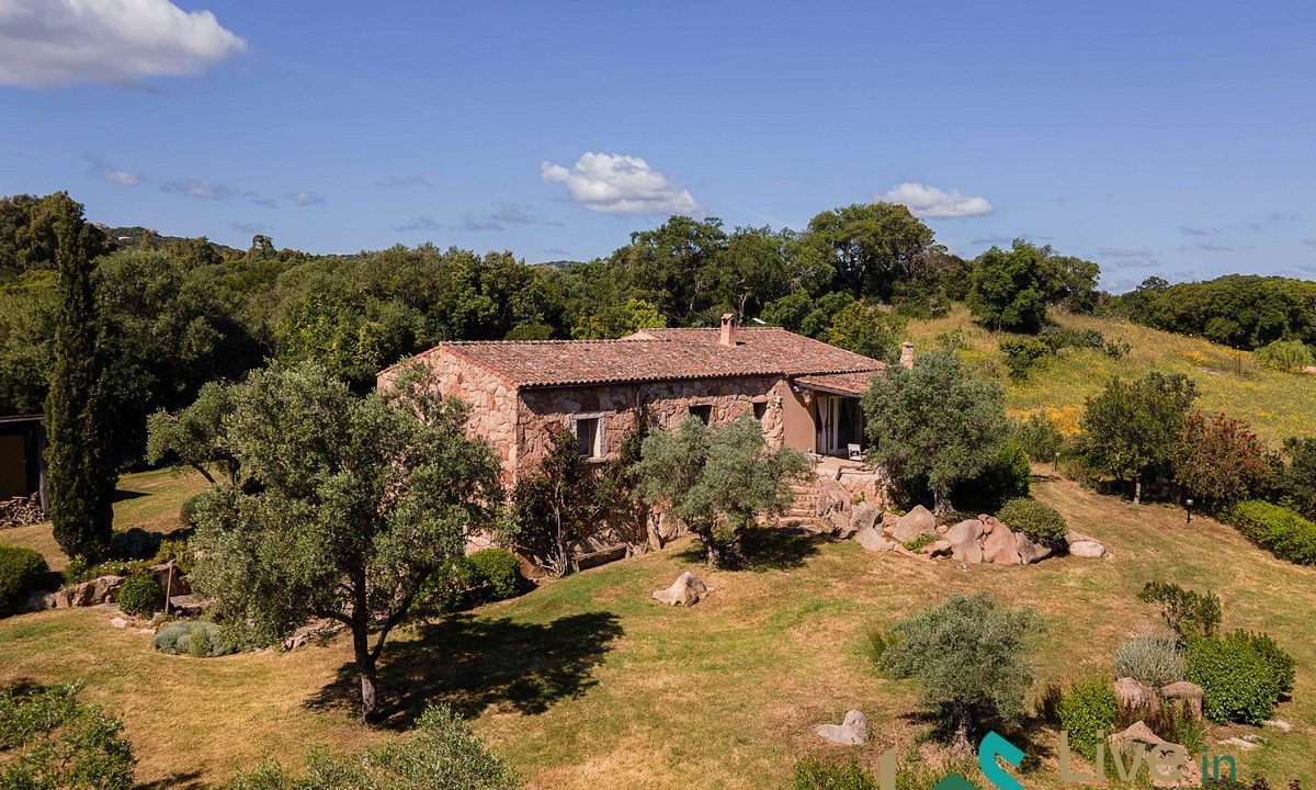 villa for sale in san pantaleo costa smeralda