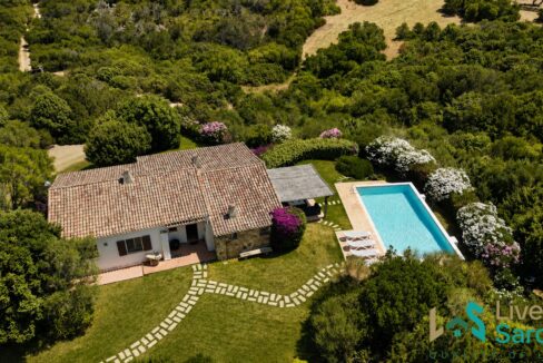 Villa with Mediterranean garden, covered veranda and panoramic countryside views
