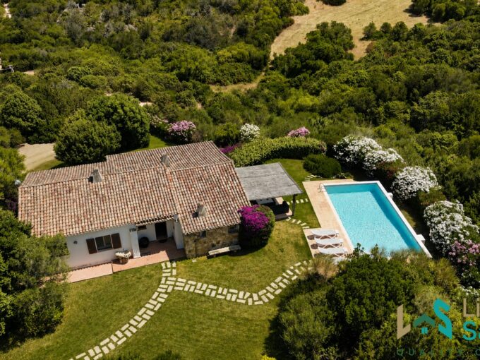 Villa with Mediterranean garden, covered veranda and panoramic countryside views