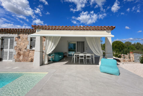 New detached villa for sale in Budoni Baia Sant’Anna with private garden and modern Mediterranean design.